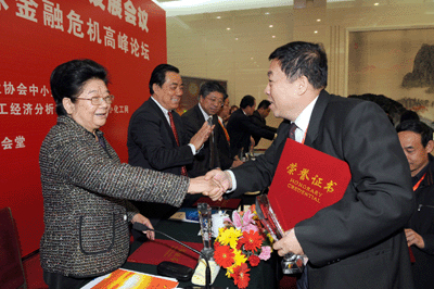 人大常委會(huì )副委員長(cháng)，全國婦聯(lián)主席：顧秀蓮為我司董事長(cháng)、總經(jīng)理：黃毅頒獎